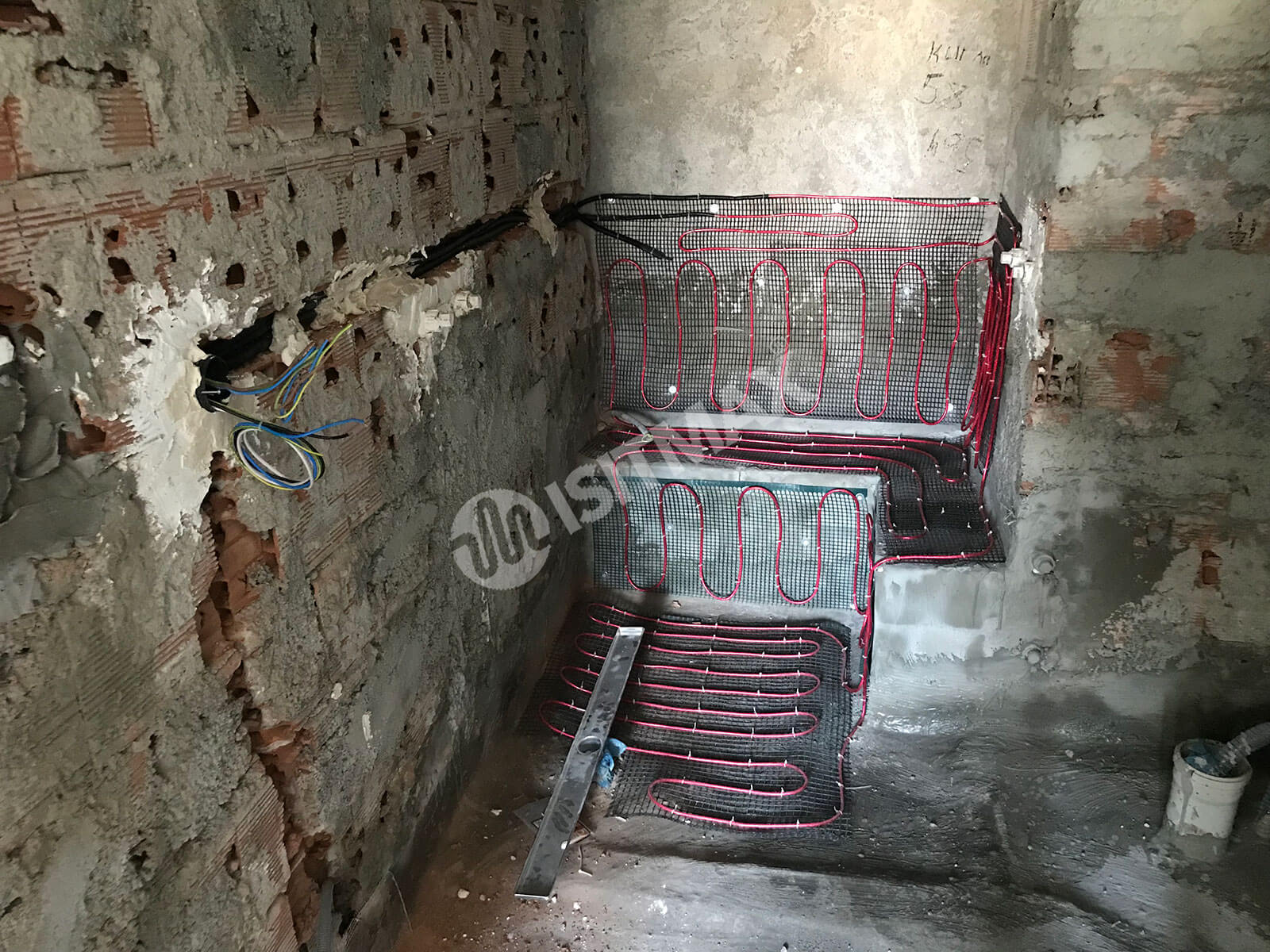 Yenilenen bir dairede banyo zeminine yerden ısıtma serimi