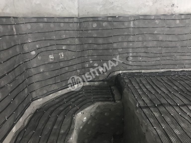 Villa hamamında tamamlanmış yerden ısıtma sistemi — mermer kaplama altında 240 W/m²