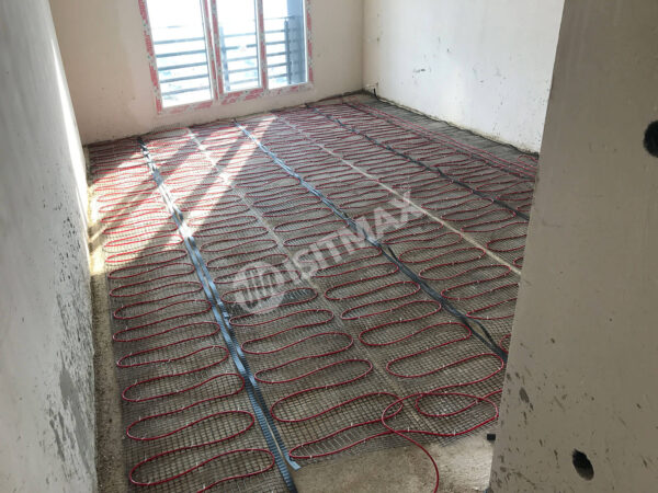 Oda ve salon yerden ısıtma — şap altına döşenmiş 150 W/m² elektrikli ısıtma kablosu