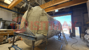 Tank bombe kapağının izolasyonu; arka planda izolasyon malzemeleri.