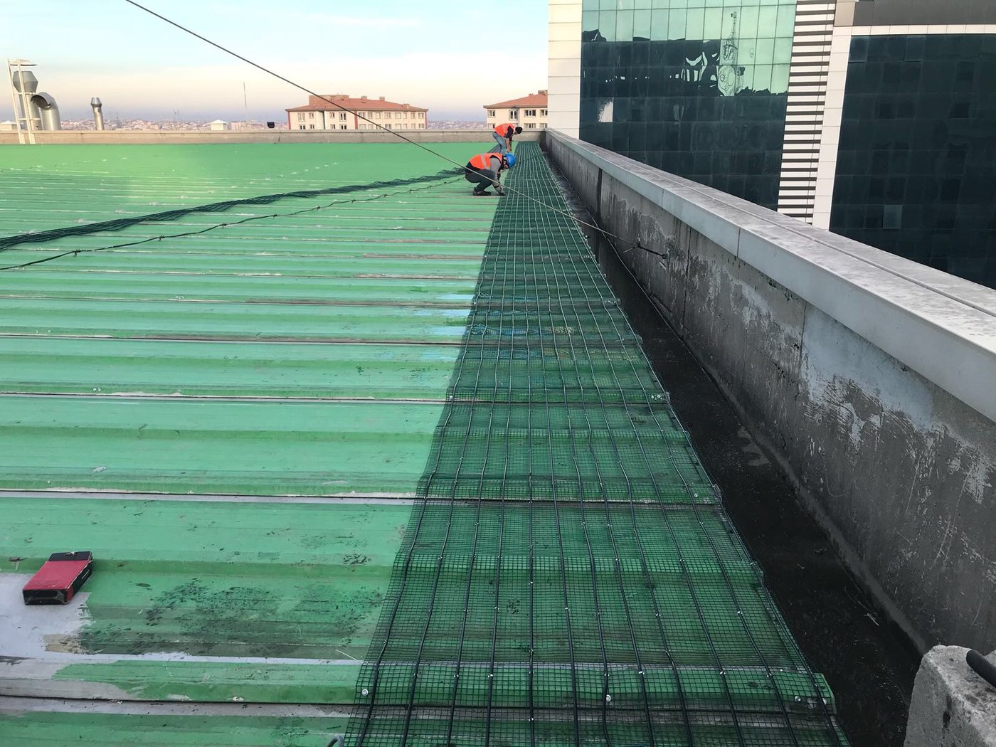 Çatı deresinde ısıtma kablosu montajı