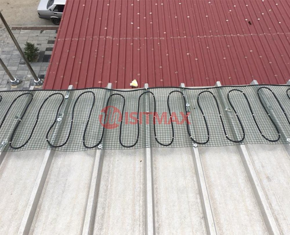 Çatı oluğunda ısıtma kablosu serim adımı