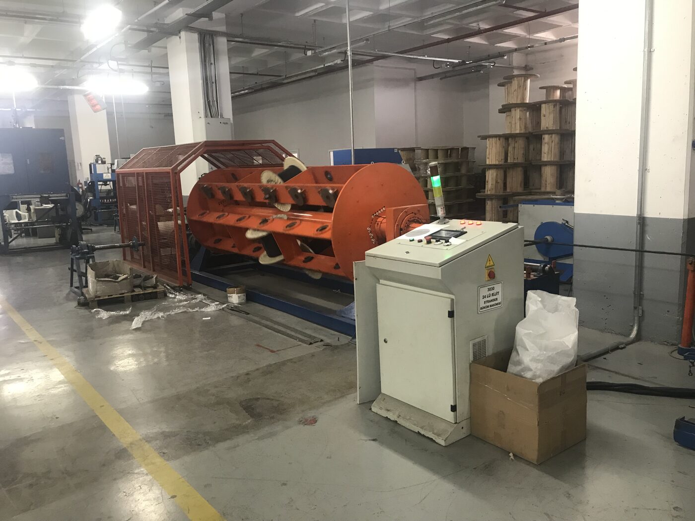 Fabrikada kablo büküm makinesi