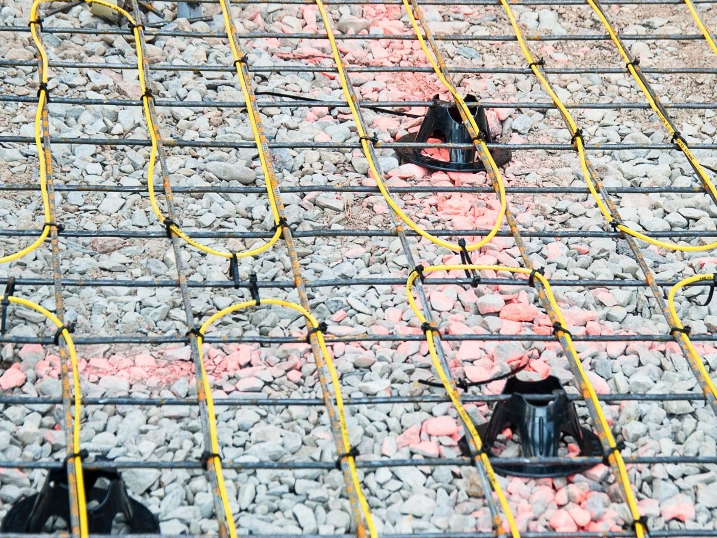 Beton altı kar ve buz eritme kablosunun hasır donatıya bağlanması