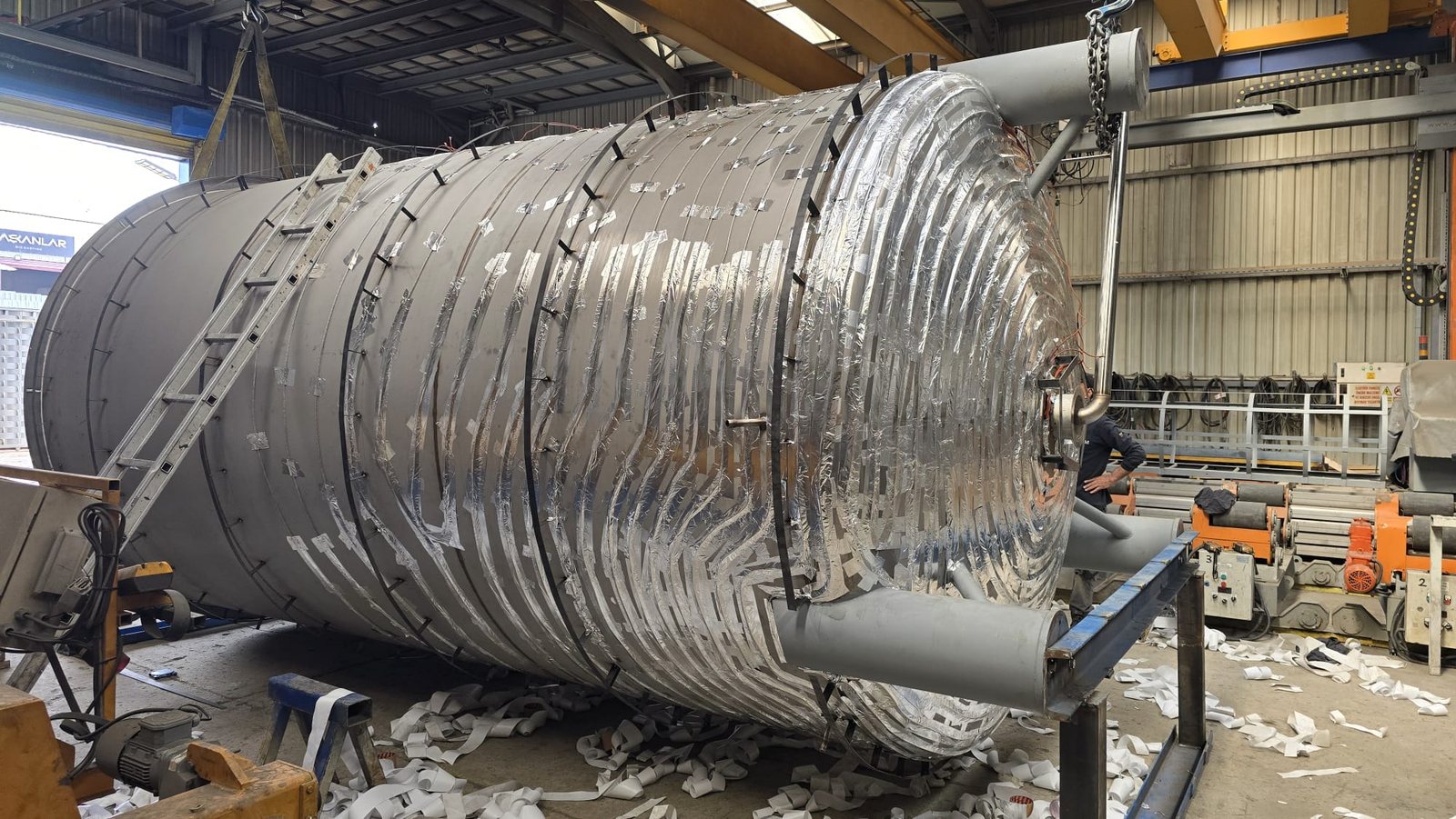 Endüstriyel tankta alüminyum kaplama altında heat trace uygulaması