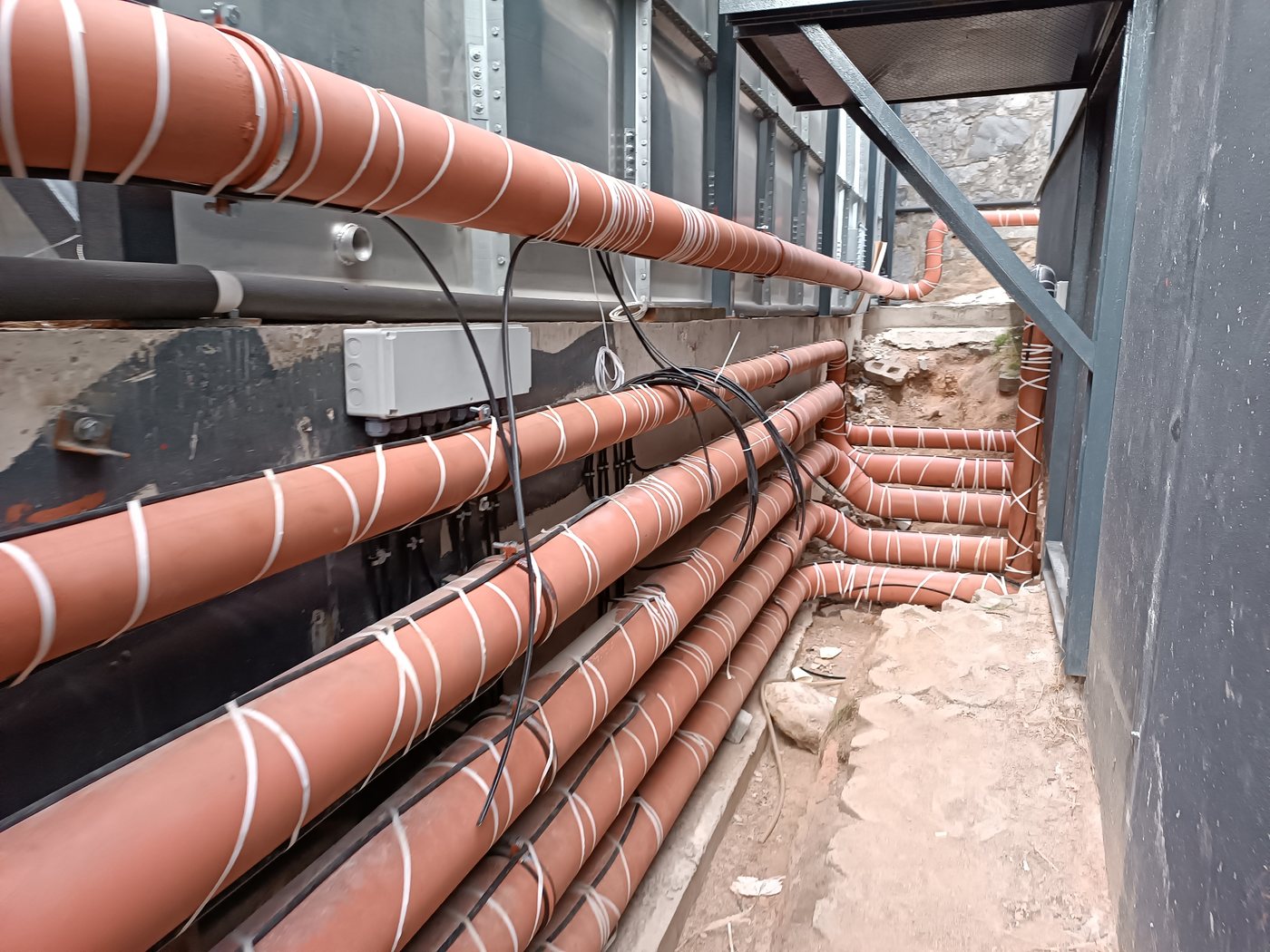 Yangın sprinkler hattında don önleme kablosu montajı