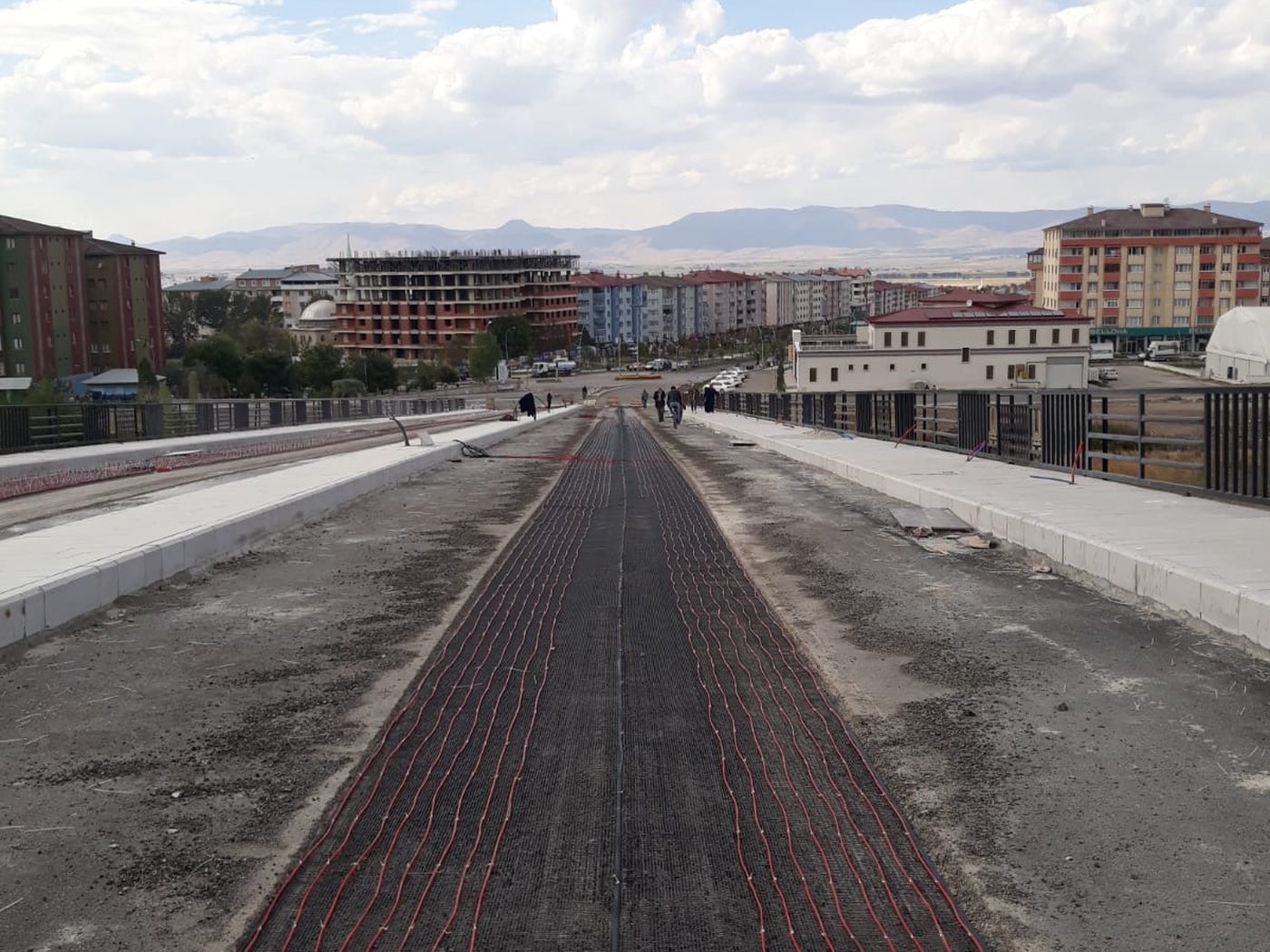 Yürüme yolu ve kaldırımda ısıtma kablosu hattı