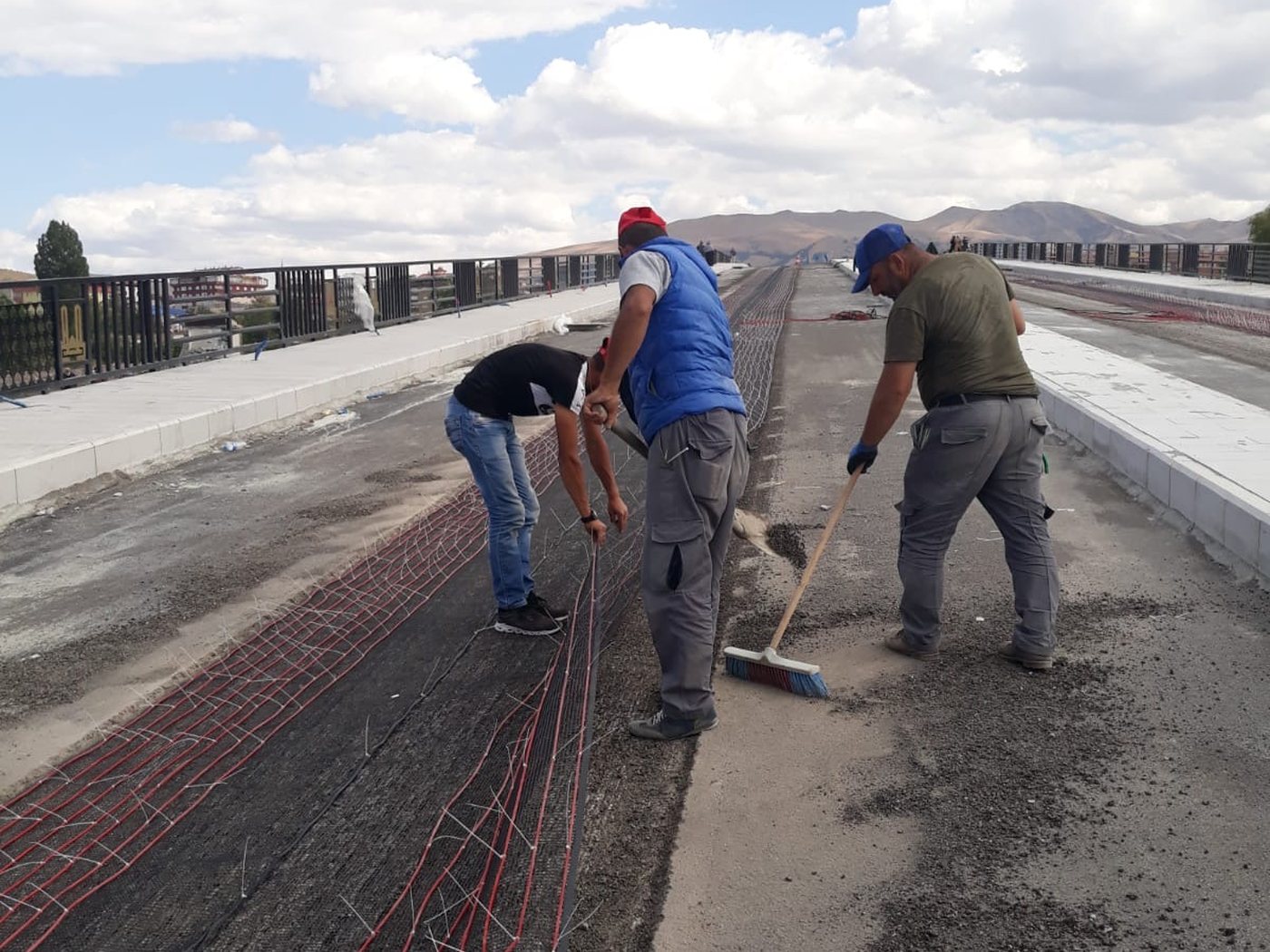 Asfalt altına ısıtma kablosu döşeme çalışması