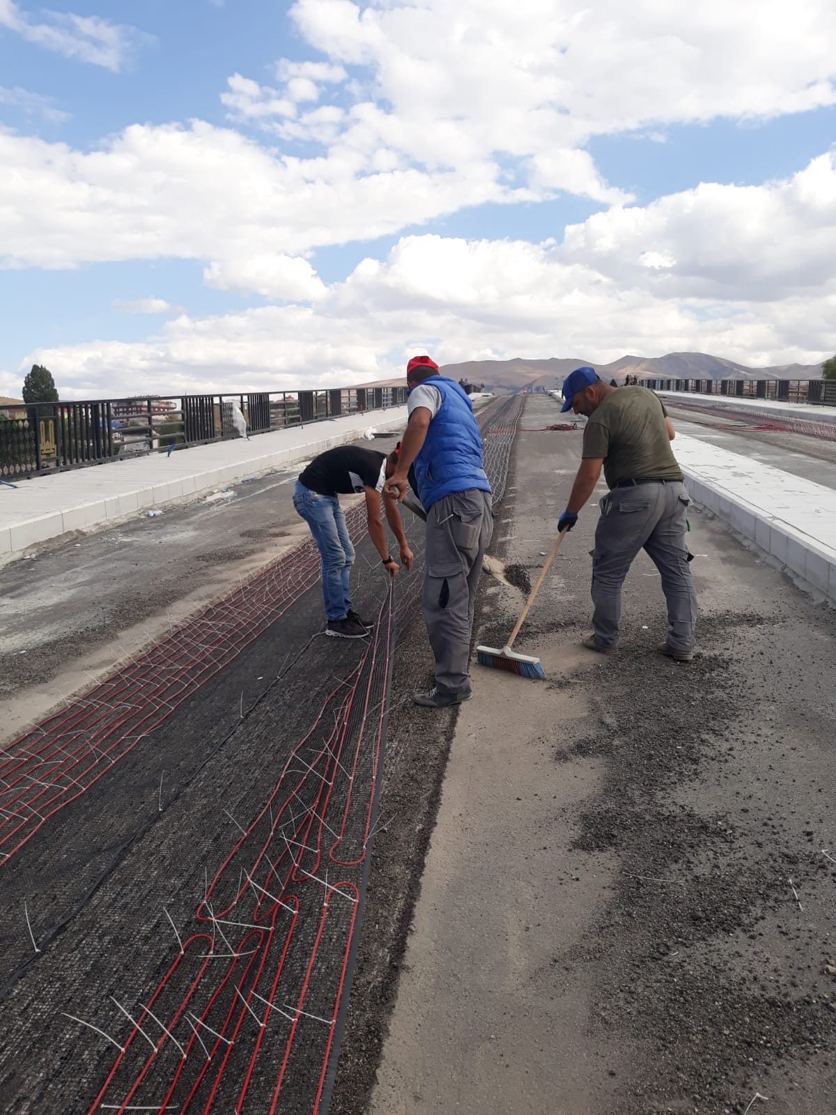Köprü yolunda beton altı kar ve buz önleme kablosu serimi