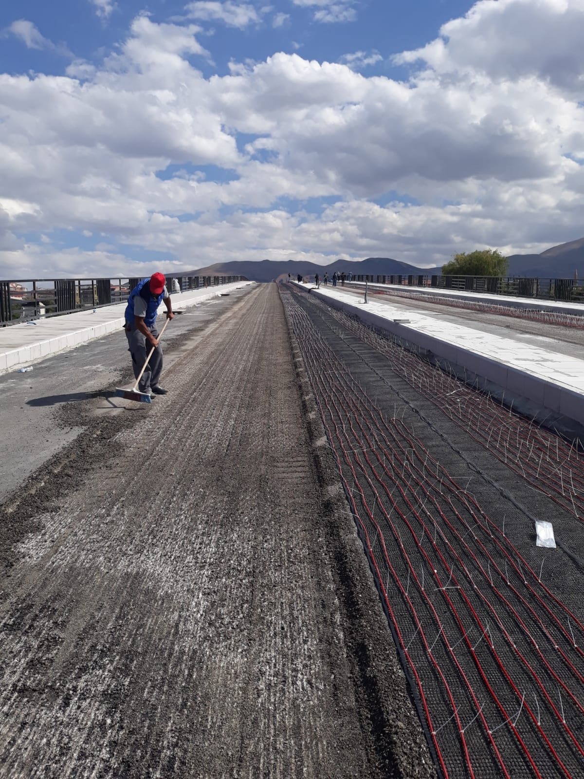 Beton döküm öncesi yol ısıtma kablosu serimi