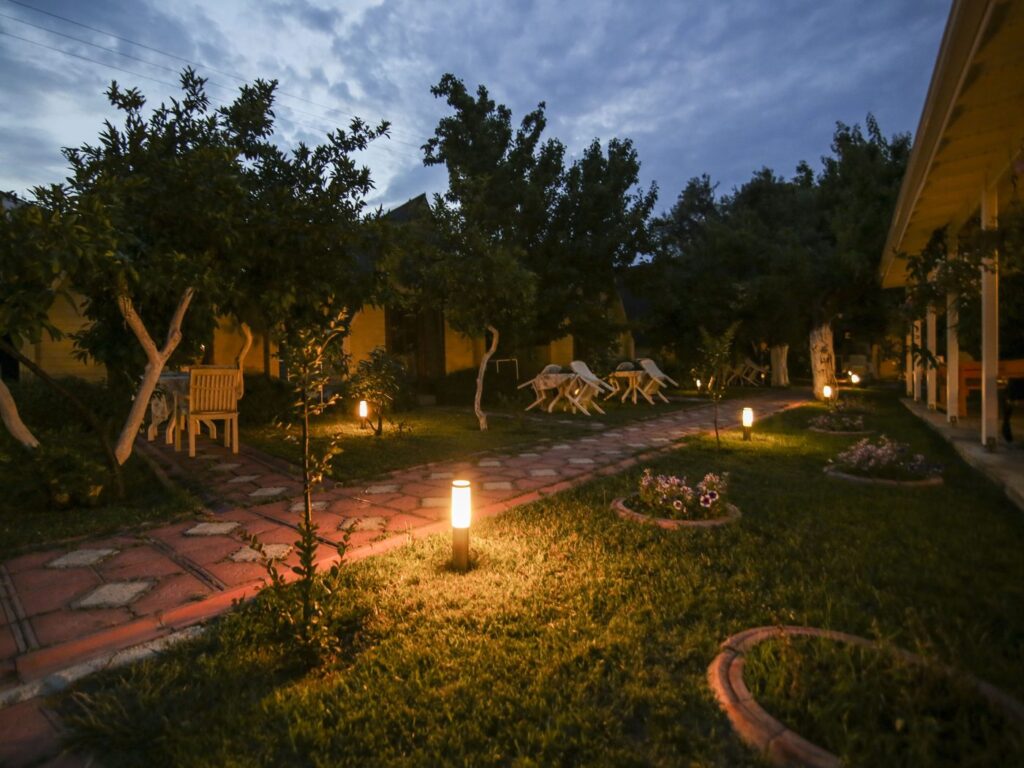 İdavilla bungalov bahçesi akşam aydınlatmasıyla, Edremit Güre