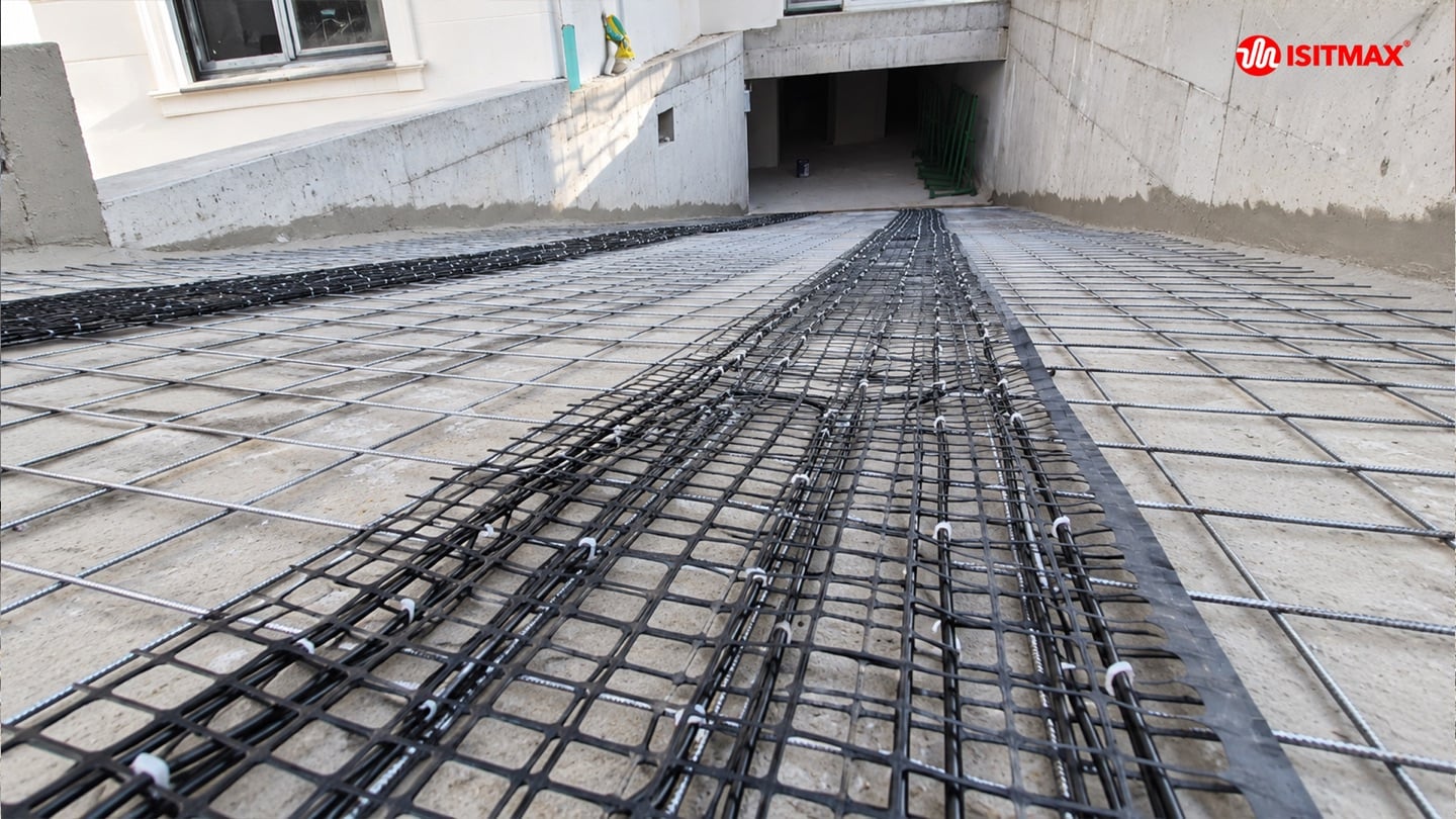 Otopark rampasında donatı üzerine yerleştirilmiş ısıtma matları