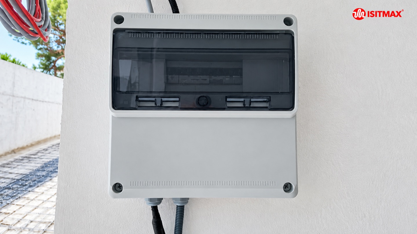Duvara monte edilmiş yerden ısıtma elektrik kontrol panosu